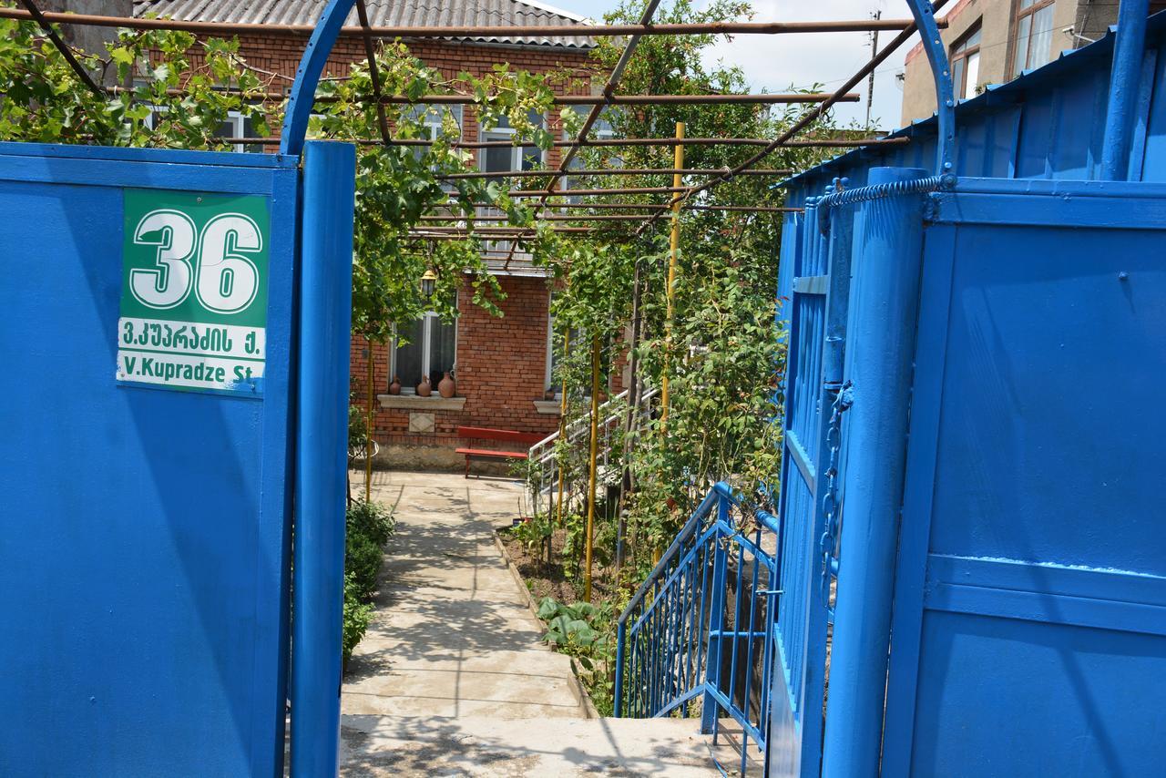 Отель Friends House Кутаиси Экстерьер фото