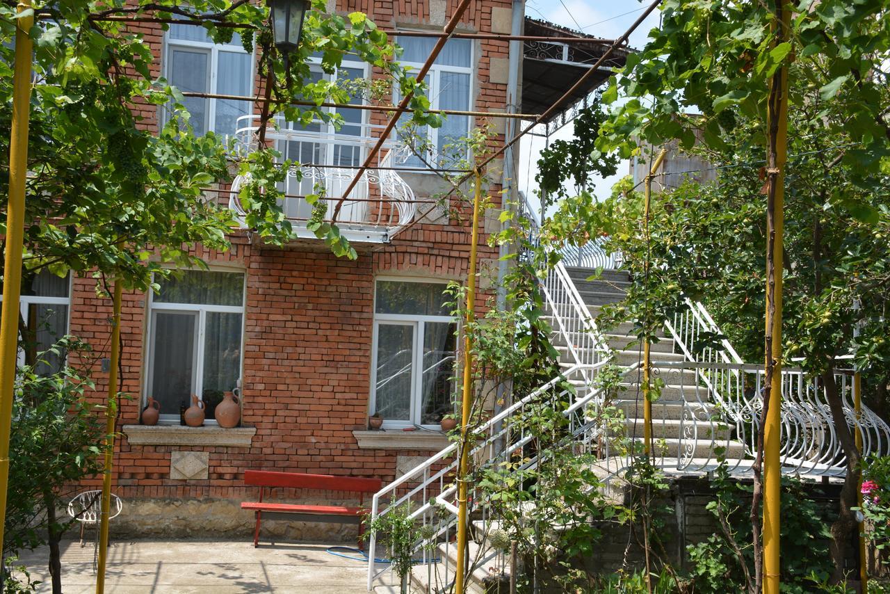 Отель Friends House Кутаиси Экстерьер фото