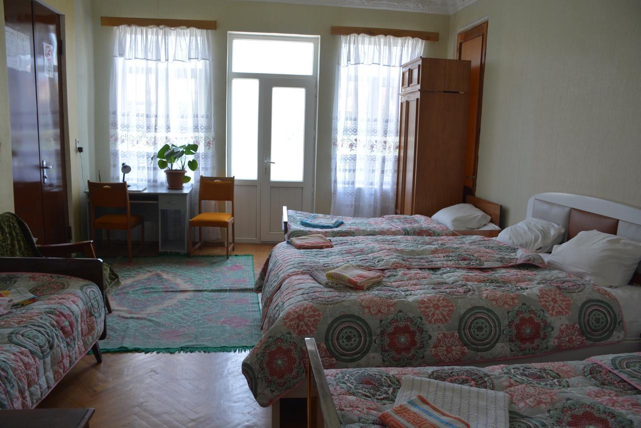Отель Friends House Кутаиси Экстерьер фото