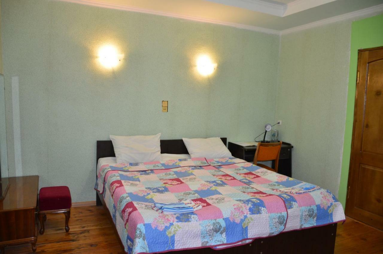 Отель Friends House Кутаиси Экстерьер фото